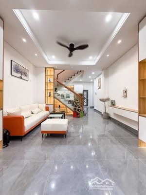 bán nhà 4 tầng cô bắc phú nhuận ngang 4,5m nở hậu 6,8m dài 10m giá 8,99 tỷ.tặng nội thất.