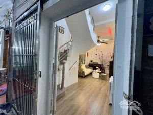 chỉ 5.3 tỷ có nhà 3 tầng 3 ngủ dân xây khung cột ô tô đỗ cách nhà 5m full nội thất, gần chợ, trường