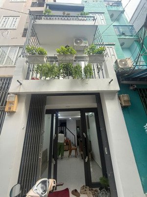 bán nhà trung tâm quận 3 , 3 tầng , nhỉnh 4tỷ
