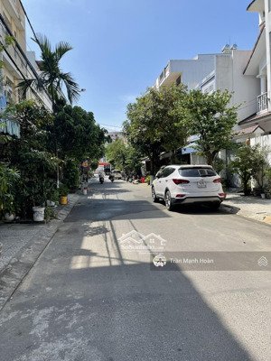 chính chủ bán tòa nhà 5tx70m2.gồm 8phòng studio tại phố sơn trà,đà nẵng. dthu 500tr/năm.giá 14tỷ56