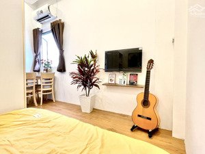 cho thuê căn stu tách bếp, cửa sổ lớn, toà nhà thang máy, có máy giặt riêng, gần nhiều trường đh