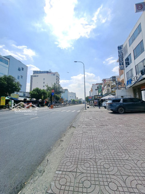 mặt tiền lê trọng tấn, tây thạnh, tân phú. diện tích lớn 8,2m x 25m. đang cho thuê hơn 1 tỷ/năm