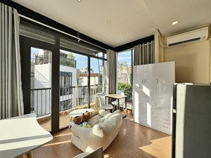 căn hộ view ban công đẹp - phòng kính sáng, mát - đầy đủ nội thất, tiện nghi - ngay trung tâm bt