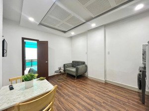 cho thuê căn hộ 1pn tách bếp bancol, thang máy, full nt, máy giặt riêng, rộng 40m2 ngay đại học ueh