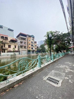 chính chủ bán nhà mặt hồ quan nhân -gara ô tô gần phố ngõ thông dt65m-mt5,1m nở hậu giá 18tỷ