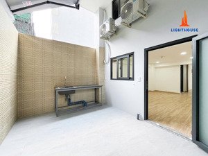 phòng tách bếp sân sau siêu thoáng ngay đảo kim cương