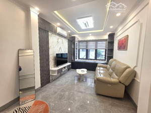 nhà đẹp trung tâm thạch bàn thang máy xịn full nội thất