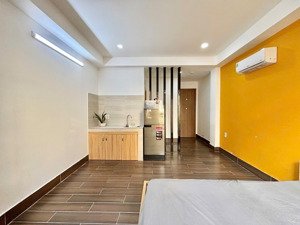 studio full nội thất ban công - toà nhà có thang máy hầm xe