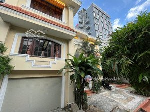 villa 540m2 hồ bơi sân vườn. ngay quốc hương, xuân thuỷ phồn hoa vẫn giữ sự yên tĩnh trong trẻo