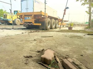 chính chủ cho thuê mặt bằng 1000m , sẵn điện , nước, nhà vs, mái tôn vp ở.