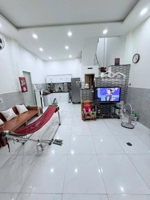 bán nhà hxh gần chợ tân hương tân phú dt 35m2 sổ riêng a4 giá: 3,6 tỷ