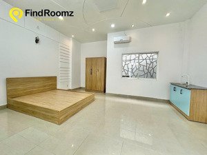 trống sẵn studio (nt như hình) siêu to khổng lồ gần trục đường thống nhất