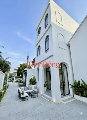 bán nhà 40m2 giá 3tỷ450tr xây 4 tầng mỗi tầng chia 2 phòng sổ đỏ chuẩn có sân đẹp kh lỗi phong thủy