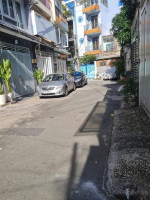 duy nhất. nhà hxh phan đăng lưu, phú nhuận. dt 4,5x13m vuông vức-3 tầng giá 11,5 tỷ thương lượng