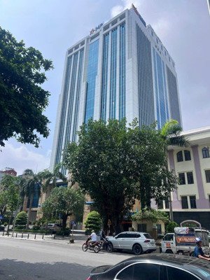 mặt phố cát linh , đống đa.dt 32m2 7t 4m giá 24 tỷ.lh 