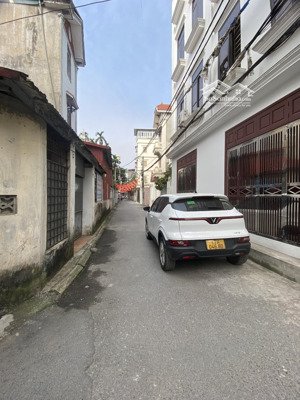 6,8 tỷ nhà bát khối lô góc, 40m2, 5tầng, ô tô đỗ cửa, nhà mới full nội thất.