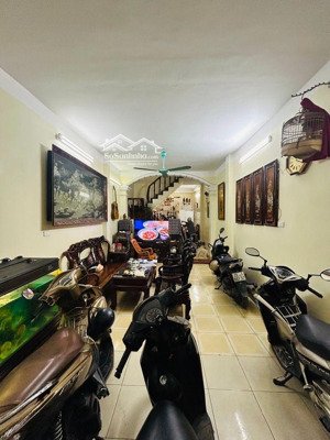 bán nhà phạm văn đồng 37m2, dân xây 4t, ô tô đỗ cửa, sổ đỏ vuông vắn, ở ngay.