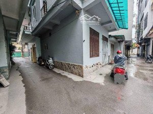 siêu phẩm- lô góc 3 mặt thoáng - ngõ thông ô tô- 7 chỗ đỗ cửa vào nhà - 10m ra ô tô tránh - tiện