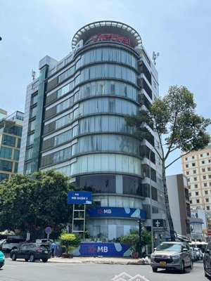 bán tòa khách sạn 4 sao mt sương nguyệt ánh 25 x 45m - 2 hầm + 12 lầu - hđt: 3 tỷ - giá: 550 tỷ