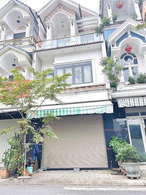 chủ về quê nhượng lại nhà 3 tầng - diện tích 105m2 - ngang 5m - đường 8m - nguyễn thị chạy dĩ an.