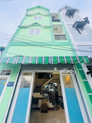 căn nhà sau mặt tiền xe hơi đậu cửa. dt ngang 5 m dài 10 m . đúc 1 trệt 1 lững 3 lầu mái đúc.