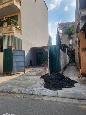 bán đất phố đội cấn. dt100m2. mặt tiền 6m. đường 20m. vỉa hè 5m. sổ vuông. đã có gpxd 7 tầng 1 tum