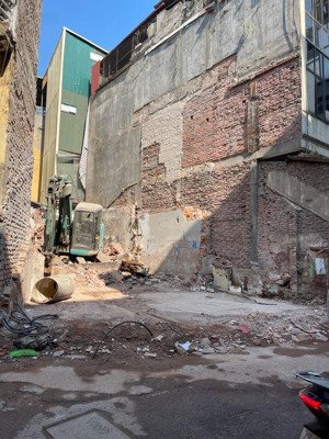 bán gấp đất 102m2 phố hoàng hoa thám. đã có gpxd 7 tầng 1 tum.mặt tiền 7m. ngõ ô tô tránh vỉa hè 5m