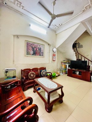 cho thuê nhà ngõ hoa bằng, nguyễn khang, yên hòa. dt 55m2 x 5 tầng, mt 5m, giá 20tr/ tháng.