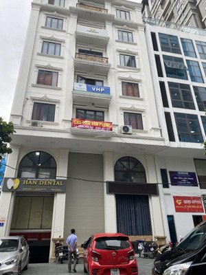 chính chủ cho thuê văn phòng 200m2 đối diện starcity lê văn lương. lh để có giá tốt