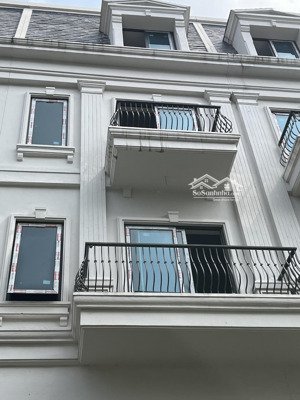 bán liền kề diện tích đất 80m đã xây 4 tầng 1 tum hoàn thiện mặt phía trước, sổ đỏ chính chủ 9/2025