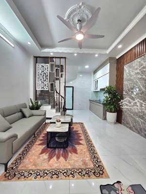 bán nhà 5 tầng mới kính koong phúc lợi - ô tô 4 chỗ đỗ cửa (nói 0 với ảnh ảo)