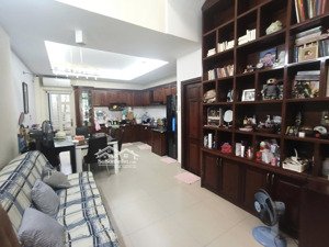 nhà gần sân bay trệt 2 lầu sân thượng 4,5x20m có 4pn 4wc xe hơi ngủ trong nhà p3 gv