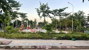 cần bán gấp 1 lô đất đẹp đối diện công viên