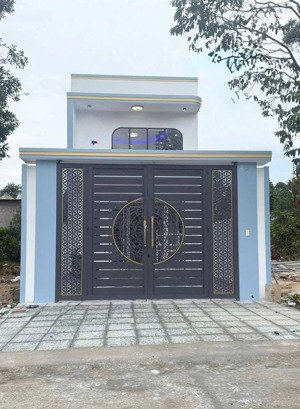 chủ bán nhà mới xây ngay kcn mỹ phước 3, đường oto 16m, sổ sẵn, gần chợ mỹ phước