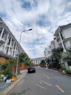 bán nhà khu biệt thự liền kề dân trí cao ngay ngã 4 bình phước chỉ nhỉnh 7tỷ