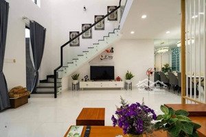 cho thuê gấp nhà sân vườn tại đội cấn, dt 120m2 x 4 tầng, đủ đồ. gía 18tr/th lh 