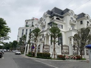 chính chủ cần bán căn biệt thự thành thái, khúc thừa dụ, tọa lại tại công viên cầu giấy giá rẻ.