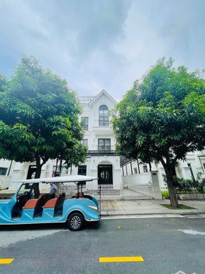 bán: biệt thự song lập hải âu ocp1, gia lâm hà nội
diện tích: 170m2
địa điểm: gần vincom, trường họ