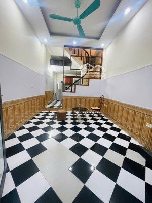 cho thuê nhà riêng tại 35m , 4 tầng tại thái thịnh, đống đa. nhà mới đẹp, full nội thất.