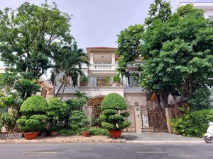 cần bán gấp lô đất xây biệt thự đơn lập trung tâm phú mỹ hưng. vị trí lô đất cạnh công viên thoáng