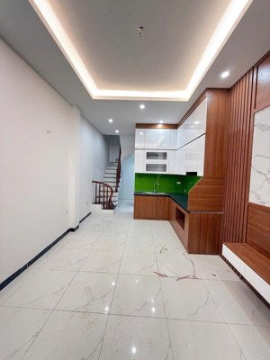 chính chủ gia đình em bán nhà mậu lương 5 tầng thang máy hơn 7 tỷ. liên hệ 