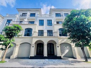 cắt lỗ sâu nhất! có gara oto riêng , dtxd cực lớn rộng rãi, vị trí trung tâm đặc quyền sống chất