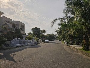 chuyển nhượng lô góc đường nguyễn văn hưởng , nguyễn phan chánh giá tốt nhất thị trường .