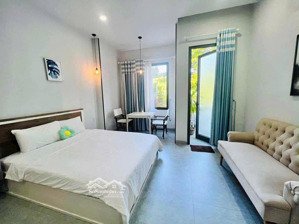 khách sạn nhìn được biển cách bãi tắm hòn chồng tầm 5p đi bộ, giá chỉ 14,5 tỷ