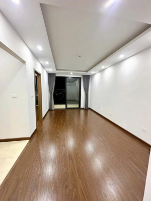 chính chủ bán căn 68m2. tầng trung. 2pn - 2vs. cửa đb ban công tn. nội thất cơ bản