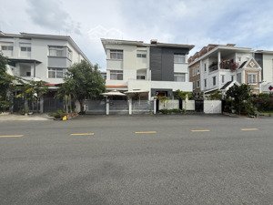 bán biệt thự song lập đường lớn mỹ hào, phú mỹ hưng ,quận 7, dt :10,75 *21 m ,giá :82 tỷ 800 triệu