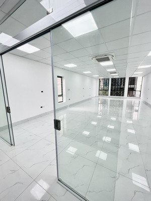 cc cho thuê văn phòng 65 - 75m2 đẹp, giá tốt tại mặt phố cự lộc. ô tô đỗ cửa, giao dịch dễ dàng