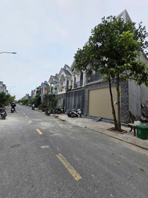 bán nhanh nhà 3.55 tỉ 2 tầng kdc vip pht8- sổ hồng hoàn công. cho vay. lh 