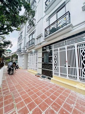 còn 1 căn rẻ nhất cao viên-hoàn thiện 4 tầng-ngõ rộng. vuông vắn-đầu tư hoặc để ở hợp lý. chỉ 2.xt