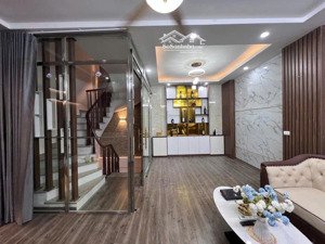 hoàng quốc việt phân lô vỉa hè gara 7 chỗ thang máy 40m giá 17.899 tỷ.